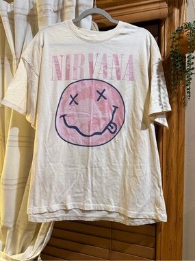 AE 100% Cotton Nirvana Pink Smiley Graphic Tee